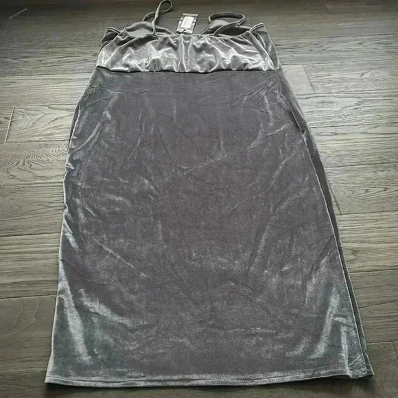 ✨🆕Boohoo🆕✨ | Karina velvet cami dress in silver - Picture 11 of 11